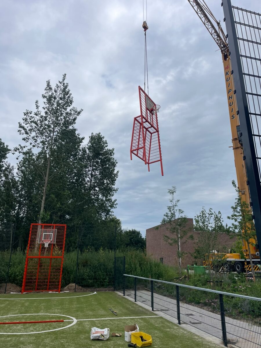 Sportkooi met voetbal- en basketbalcombinatie geplaatst bij Herderscheeschool Almelo 3 Plaatsing Complete pannakooi van 9 x 17 meter met basketbalunits en voetbaldoelen bij de Herderscheeschool in Almelo.